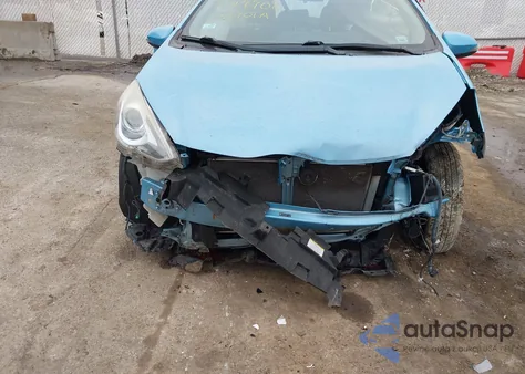 2015 Toyota Prius C Two z USA, uszkodzony, nr VIN JTDKDTB33F1114275